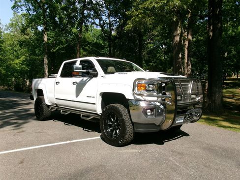 Used 2018 GMC Sierra 2500 SLT w/ Duramax Plus Package AWD/4WD image 3