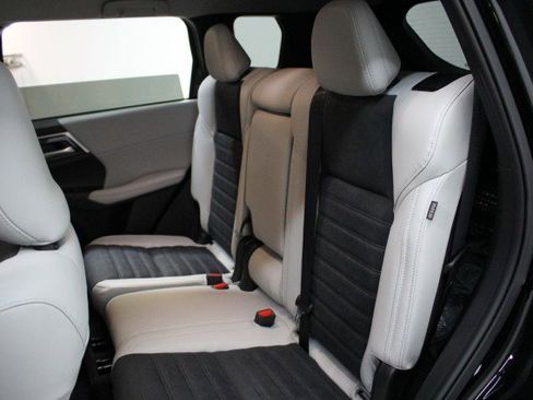 New 2025 Mitsubishi Outlander SE image 25