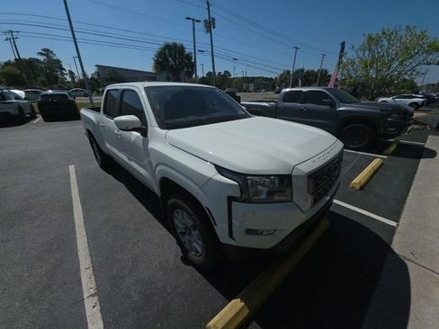 Used 2022 Nissan Frontier SV w/ Technology Package image 3