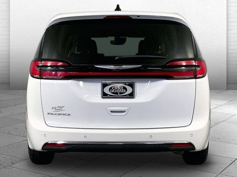 Used 2023 Chrysler Pacifica Touring-L FWD image 3