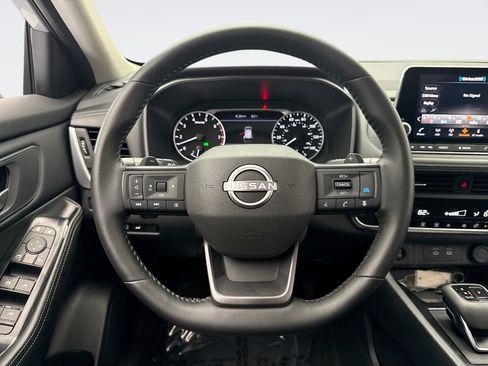 Used 2025 Nissan Rogue SV AWD/4WD image 12