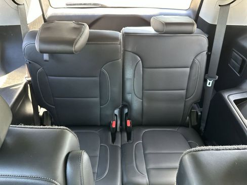 Used 2021 GMC Acadia SLT w/ Premium Package image 19