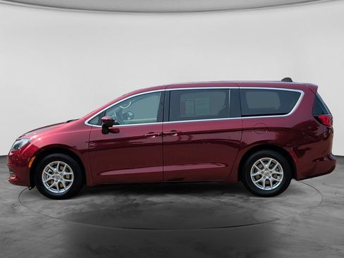 Used 2023 Chrysler Voyager LX FWD image 4