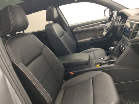 Used 2021 Volkswagen Atlas Cross Sport SE w/ Panoramic Sunroof Package FWD image 21