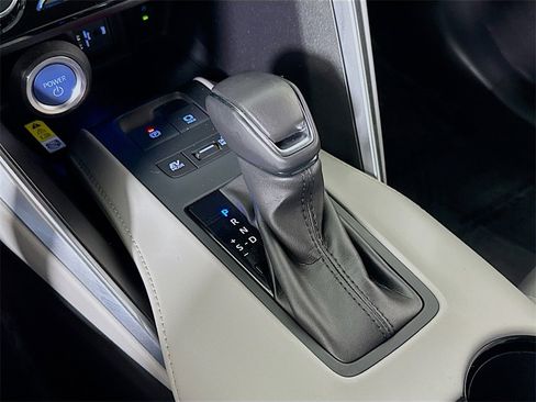 Used 2022 Toyota Venza LE image 16