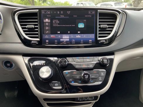 Used 2024 Chrysler Pacifica Touring-L FWD image 19