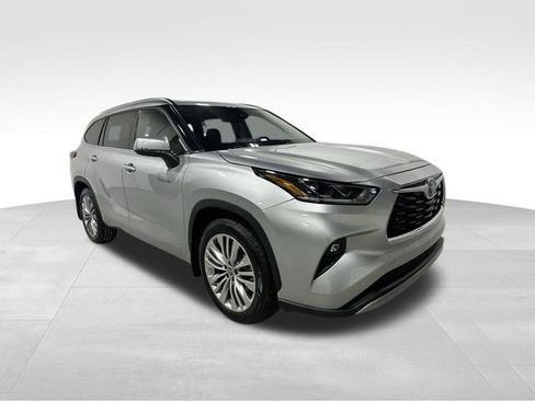 Used 2021 Toyota Highlander Platinum image 3