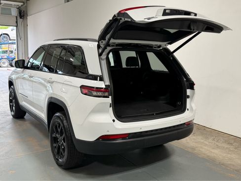 Used 2024 Jeep Grand Cherokee Altitude AWD/4WD image 4