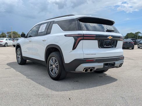 Used 2025 Chevrolet Traverse LT FWD image 6