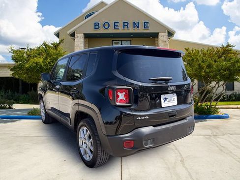 Used 2023 Jeep Renegade Latitude AWD/4WD image 3