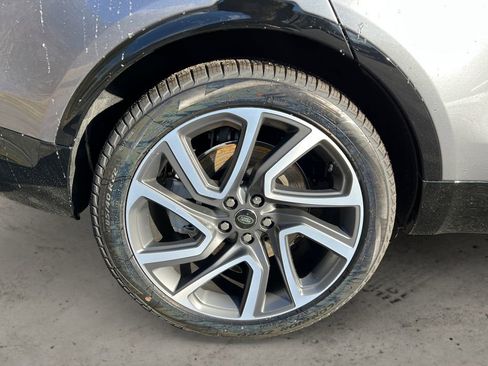 New 2025 Land Rover Discovery Dynamic SE image 12