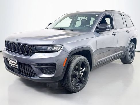 Used 2023 Jeep Grand Cherokee Laredo AWD/4WD image 1