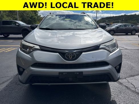 Used 2018 Toyota RAV4 SE image 2
