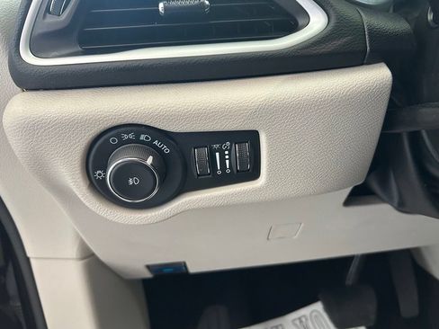 Used 2024 Chrysler Pacifica Touring-L FWD image 40