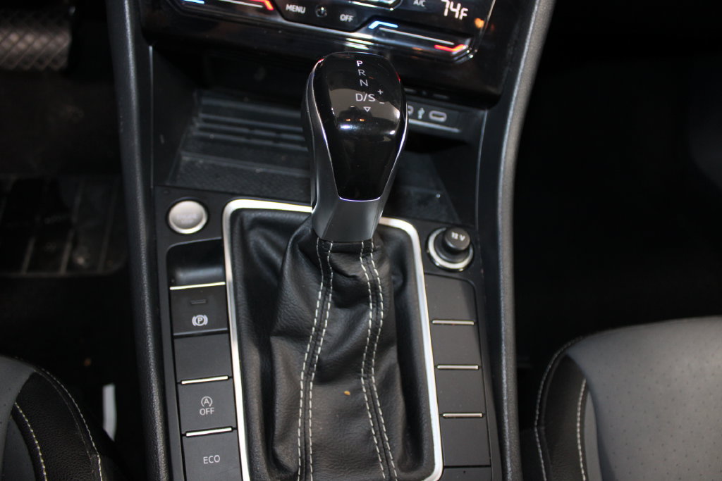 Used 2025 Volkswagen Jetta SE FWD image 27