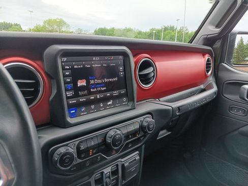 Used 2022 Jeep Wrangler Unlimited Rubicon w/ Cold Weather Group AWD/4WD image 12