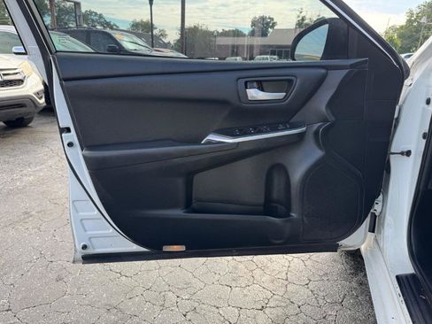 Used 2015 Toyota Camry SE image 12