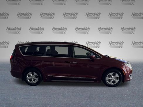Used 2017 Chrysler Pacifica Touring-L Plus w/ Advanced Safetytec Group FWD image 10