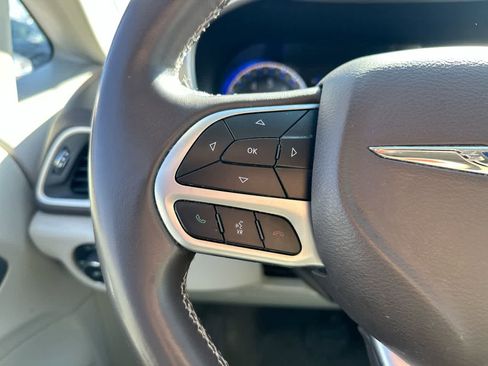 Used 2018 Chrysler Pacifica Touring-L image 29