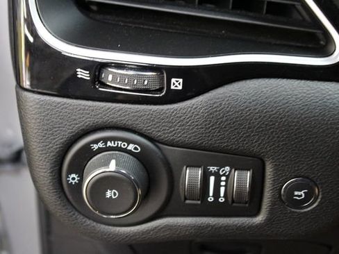 Used 2022 Jeep Cherokee Latitude Lux w/ Sun & Sound Group AWD/4WD image 15