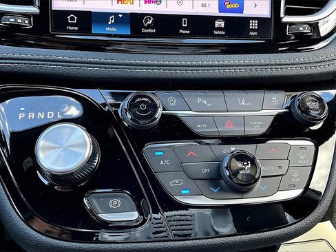 New 2026 Chrysler Pacifica Select image 25