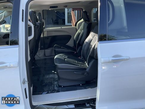 Used 2022 Chrysler Pacifica Limited w/ Uconnect Theater Family Group image 24