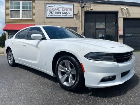 Used 2016 Dodge Charger SXT RWD image 1
