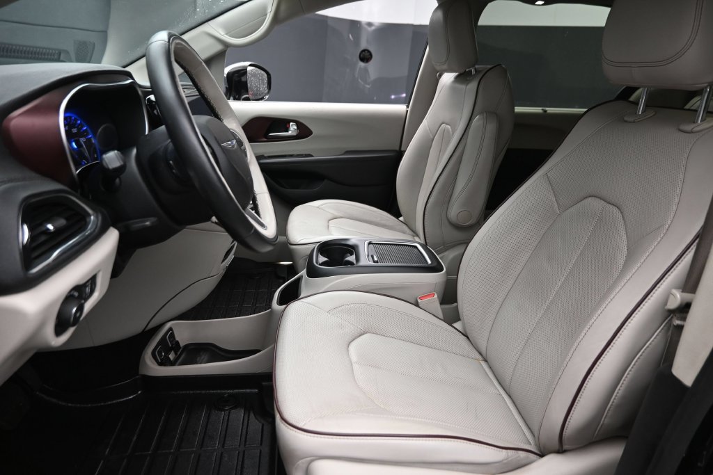 Used 2020 Chrysler Pacifica Limited FWD image 17