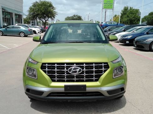 Used 2022 Hyundai Venue SEL FWD image 2