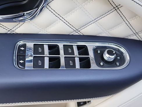 Used 2021 Bentley Bentayga image 13