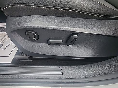 Used 2024 Volkswagen Taos SE image 17