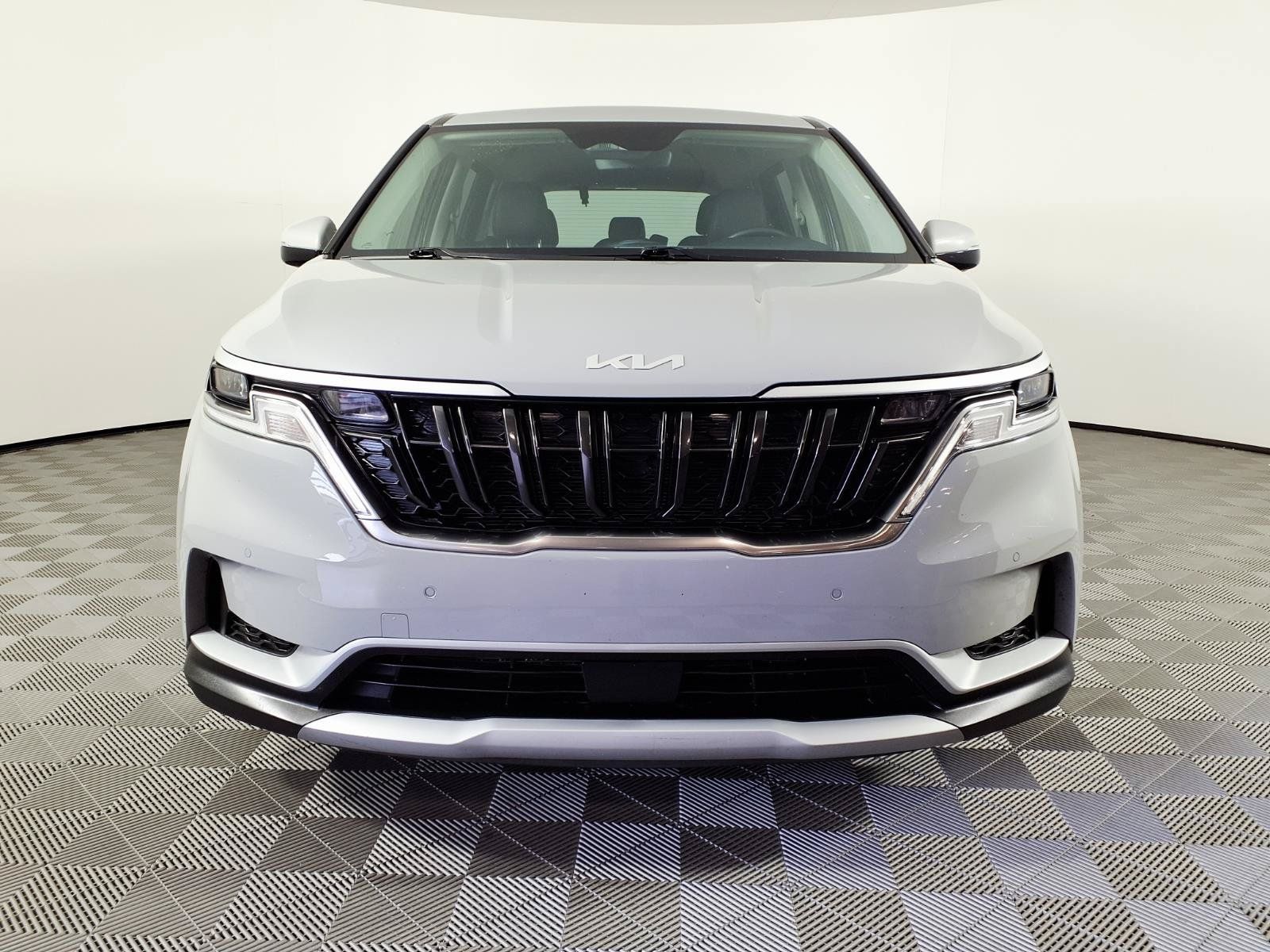 Used 2024 Kia Carnival EX FWD image 2