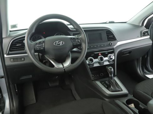 Used 2019 Hyundai Elantra SE w/ Cargo Package FWD image 2