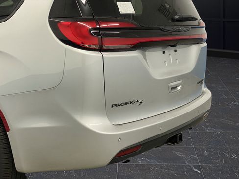 New 2026 Chrysler Pacifica Limited w/ S Appearance Package AWD/4WD image 39
