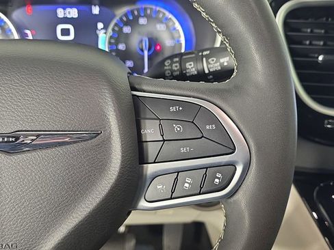 Used 2024 Chrysler Pacifica Touring-L FWD image 29