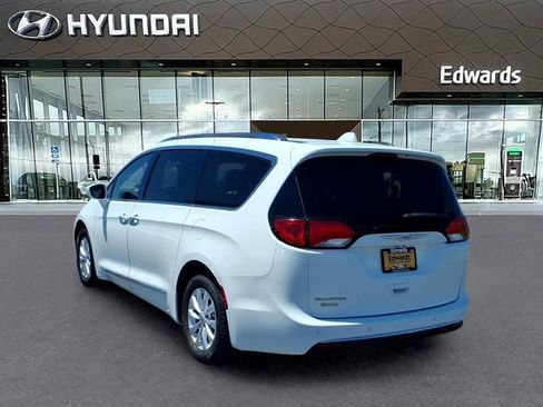 Used 2019 Chrysler Pacifica Touring-L FWD image 9