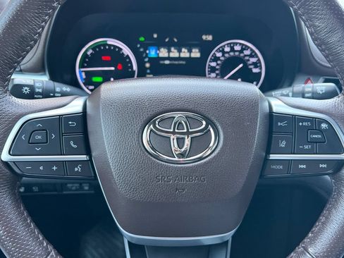 Certified 2023 Toyota Sienna Platinum FWD image 29