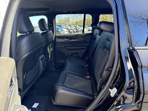 New 2025 Jeep Grand Cherokee Altitude image 14