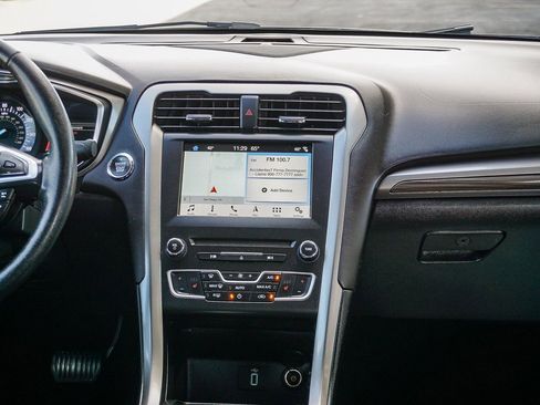 Used 2018 Ford Fusion SE w/ Fusion SE Technology Package image 16