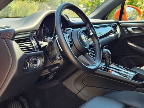 Certified 2023 Porsche Macan AWD/4WD image 4