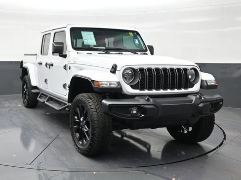 Used 2025 Jeep Gladiator Sport AWD/4WD image 7