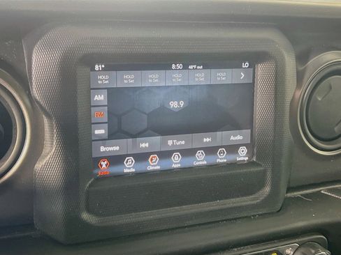 Used 2023 Jeep Gladiator Willys AWD/4WD image 14