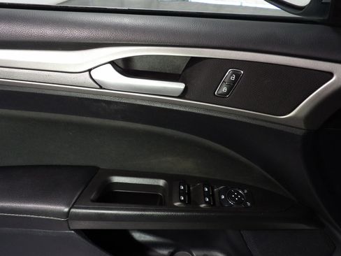 Used 2020 Ford Fusion SE image 9