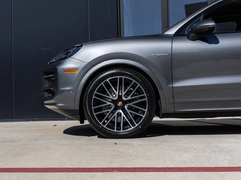Certified 2026 Porsche Cayenne E-Hybrid AWD/4WD image 17