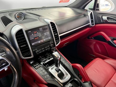 Used 2018 Porsche Cayenne Platinum Edition w/ Premium Package image 24