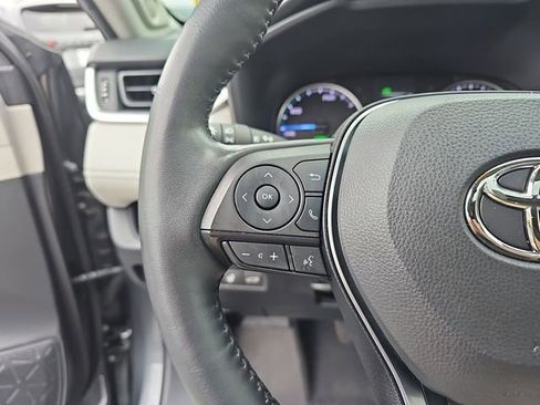 Used 2021 Toyota RAV4 XLE Premium image 18
