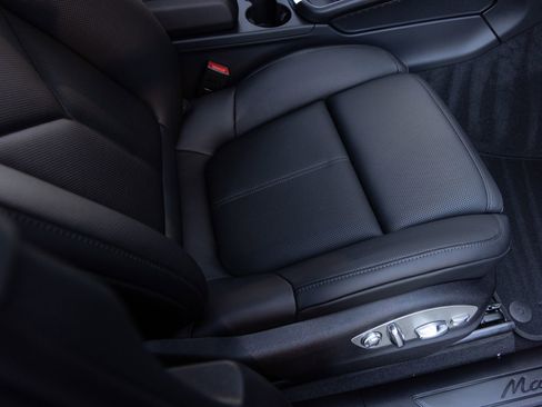 Certified 2026 Porsche Macan image 34