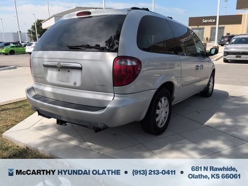 Used 2006 Chrysler Town & Country Touring FWD image 13