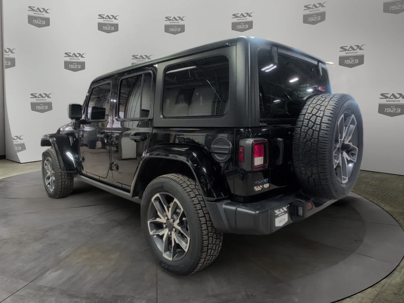 Used 2024 Jeep Wrangler Unlimited AWD/4WD image 3
