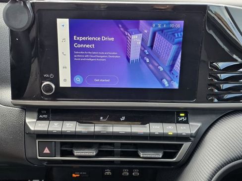 Used 2025 Toyota Camry SE image 12